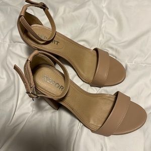 REPORT women’s neutral color heels size 6.5